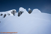 Strani cumuli di neve